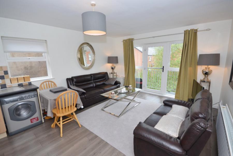 Apt 10, 99 Eglantine Avenue