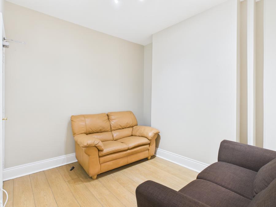 71 Sandhurst Gardens