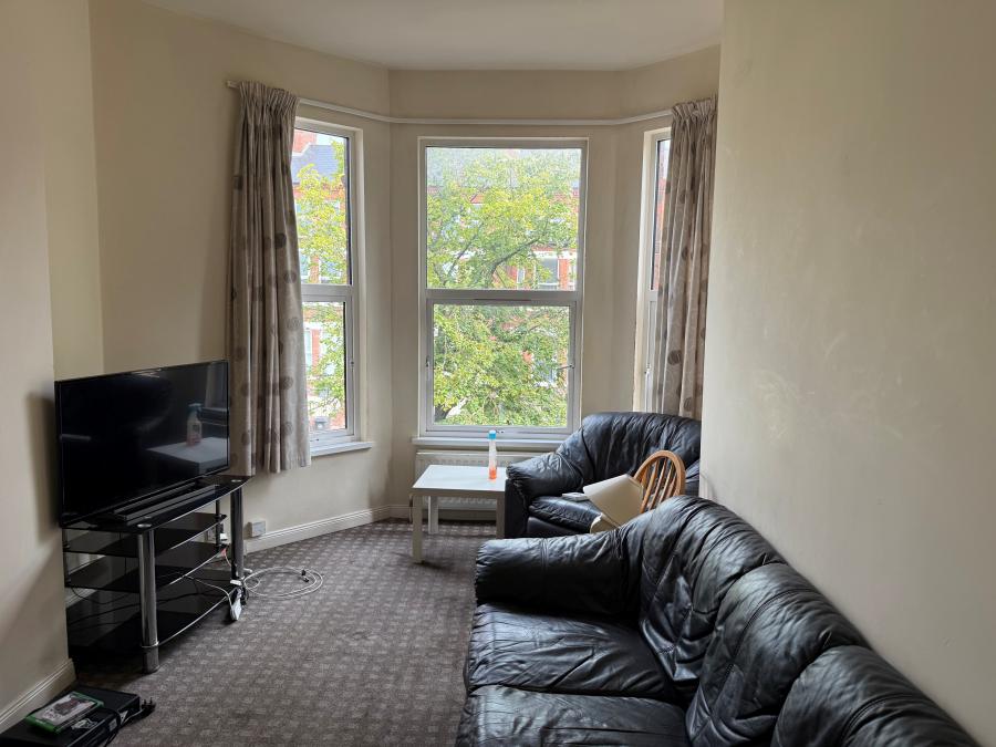 2, 5 Eglantine Avenue