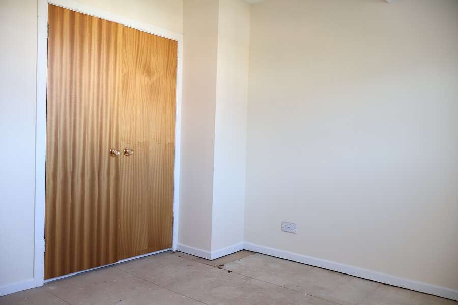 1 Knockmore Crescent