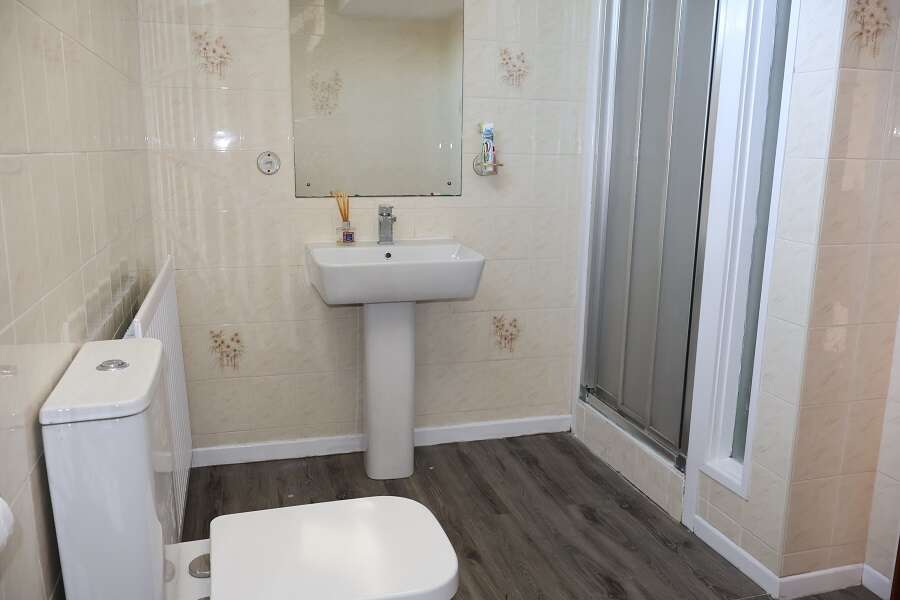 1 Knockmore Crescent