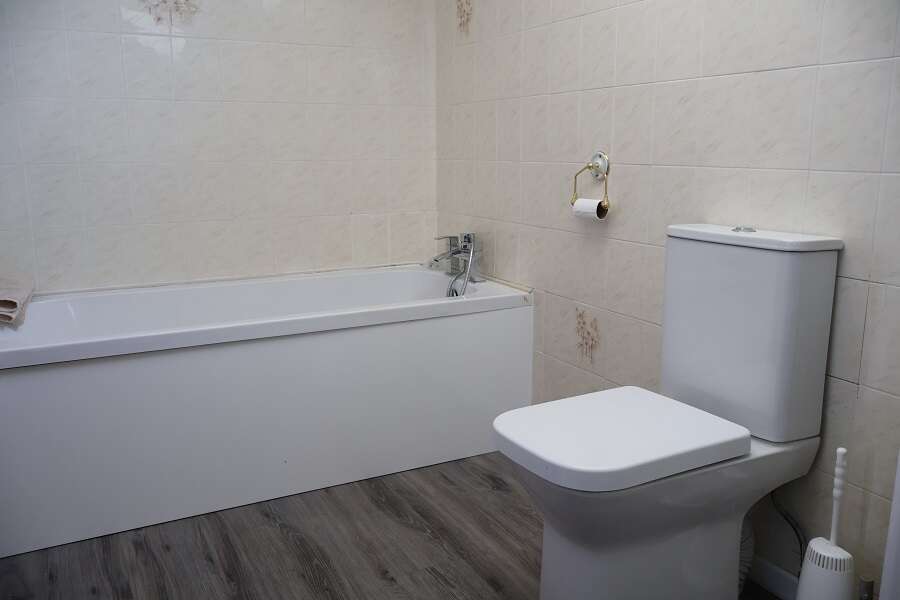 1 Knockmore Crescent