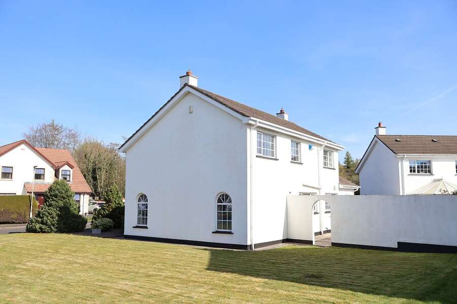 1 Knockmore Crescent