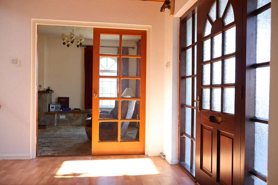 1 Knockmore Crescent