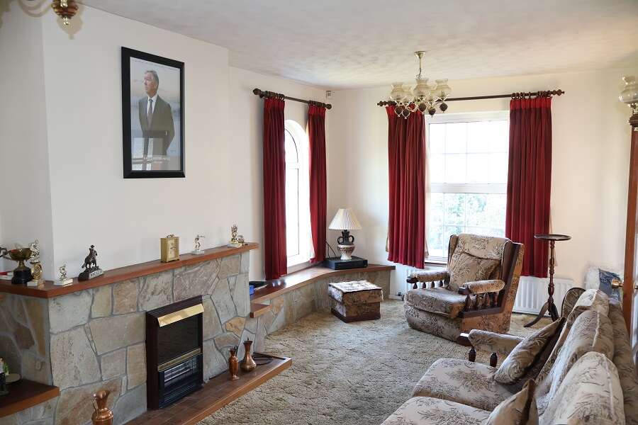 1 Knockmore Crescent