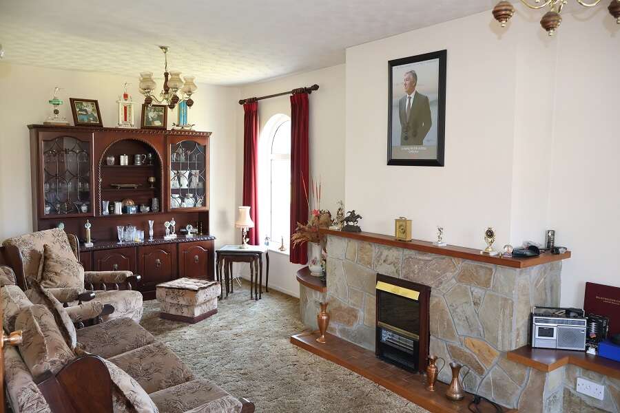 1 Knockmore Crescent