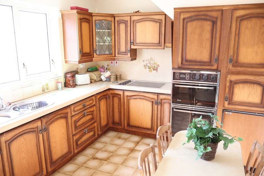 1 Knockmore Crescent