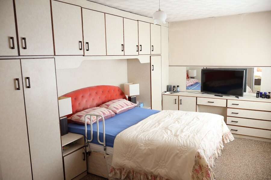 1 Knockmore Crescent