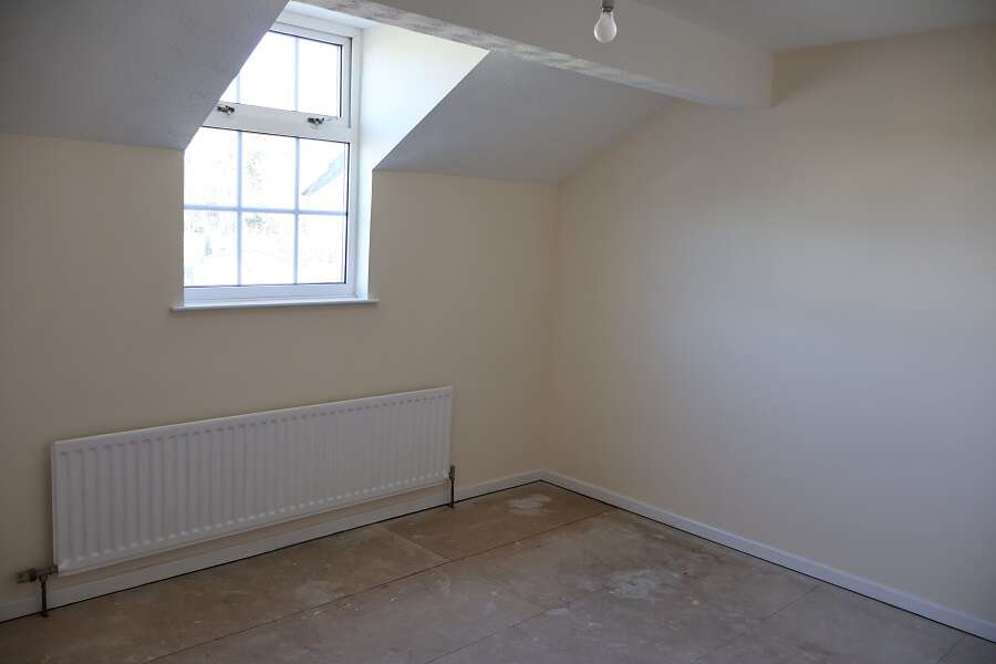 1 Knockmore Crescent