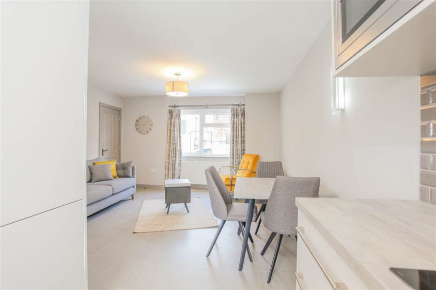 Apt 7 Hillview Avenue