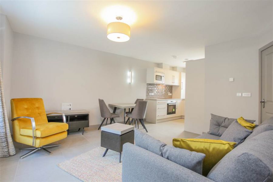 Apt 7 Hillview Avenue