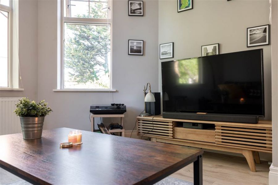 Apt 6  35-37 Sans Souci Park