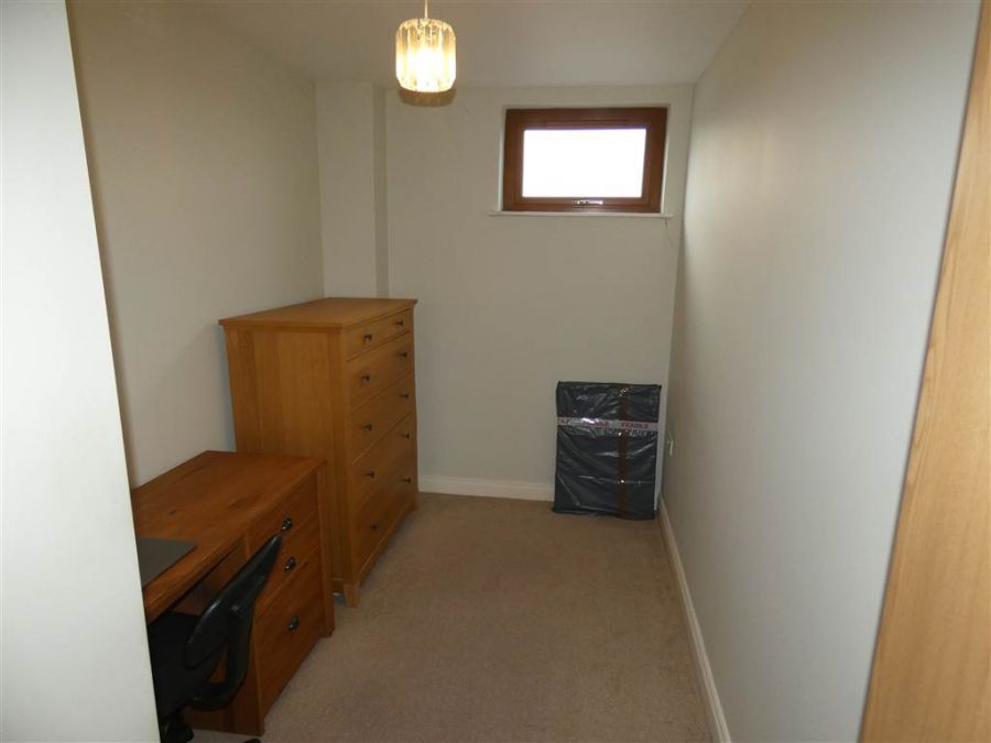 Apt 20 2B Summerhill Avenue