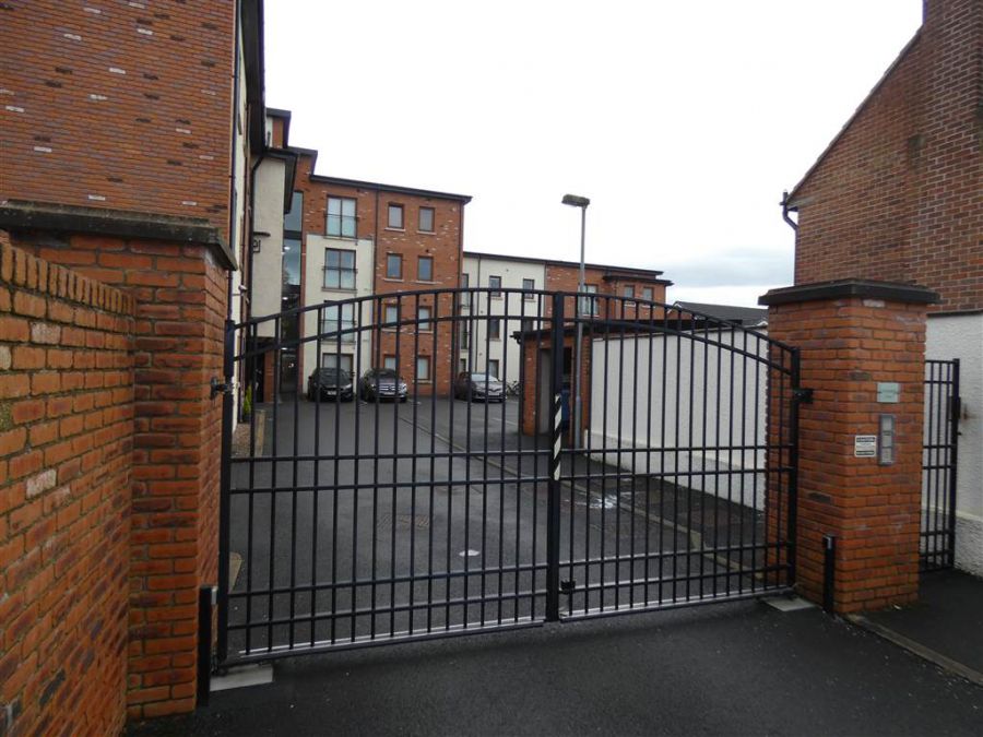 Apt 20 2B Summerhill Avenue