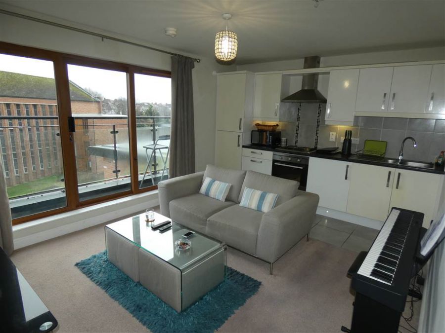 Apt 20 2B Summerhill Avenue