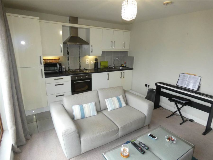 Apt 20 2B Summerhill Avenue