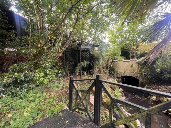 &#226;&#128;&#156;Afran&#226;&#128;&#157; House by the River, 128 Roguery Road