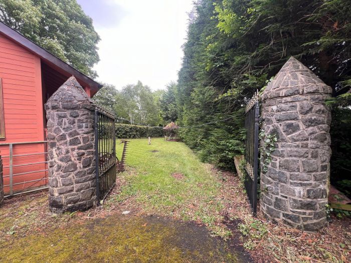 &#226;&#128;&#156;Afran&#226;&#128;&#157; House by the River, 128 Roguery Road