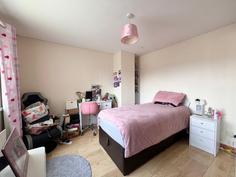 12 Fairlea Close