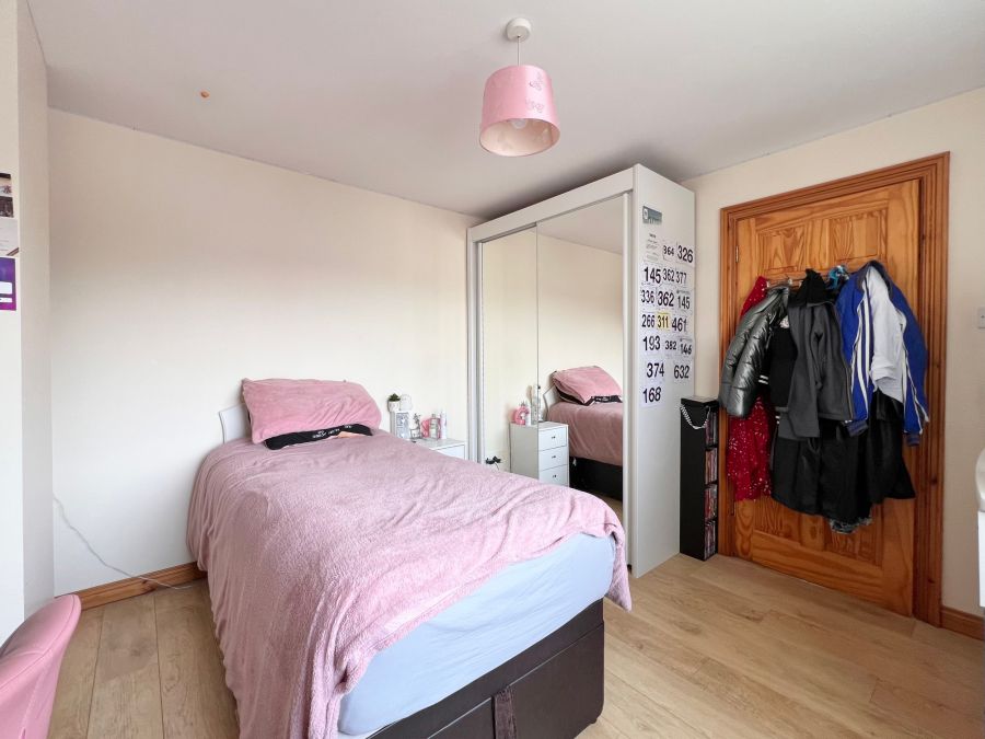 12 Fairlea Close