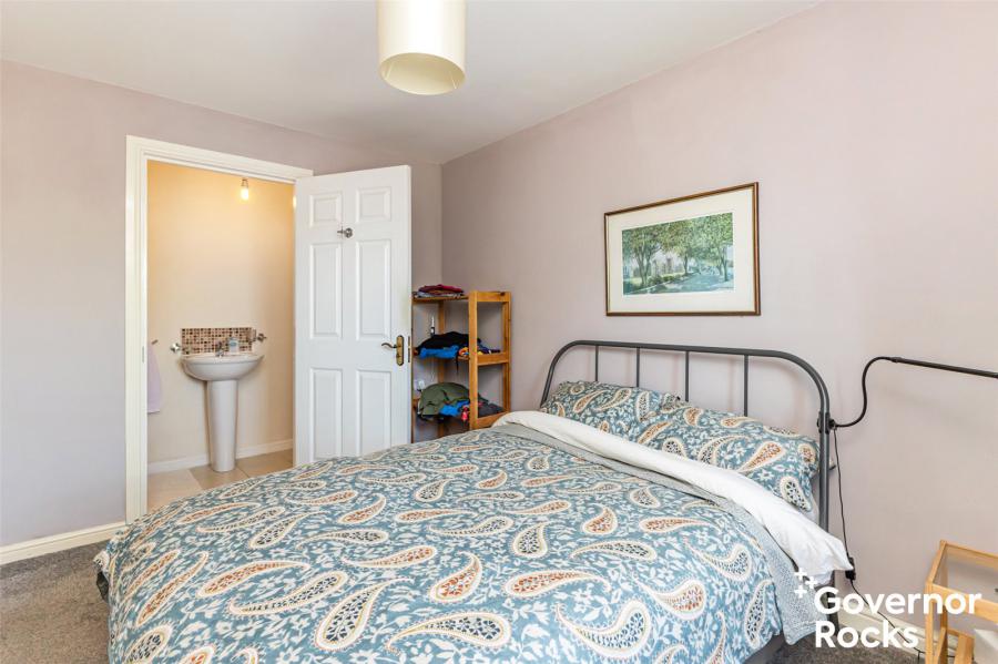 17 Manor Farm Crescent