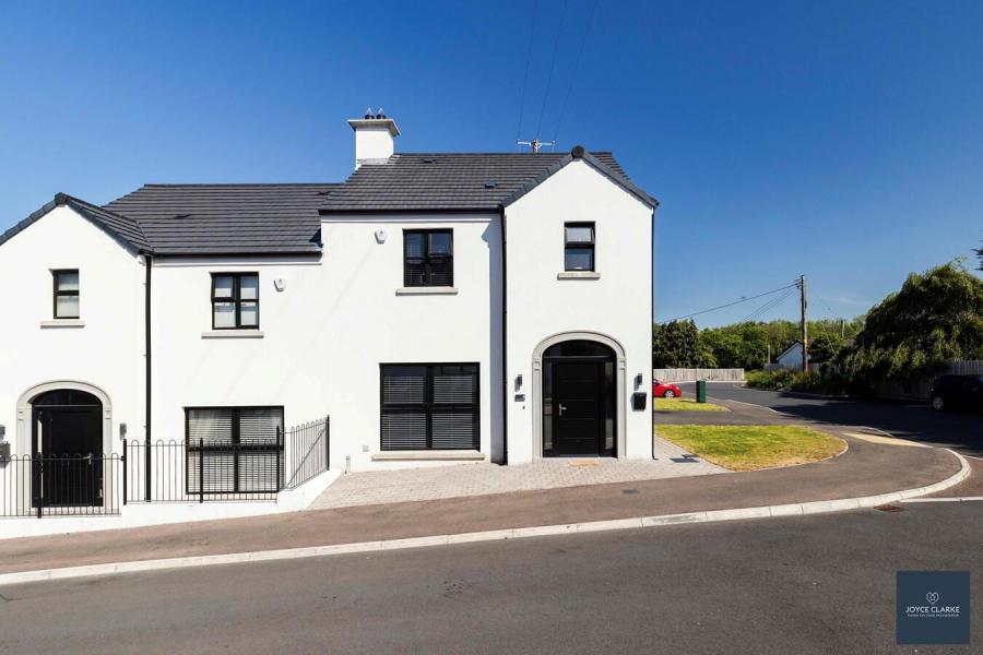 4 Broomhill Manor