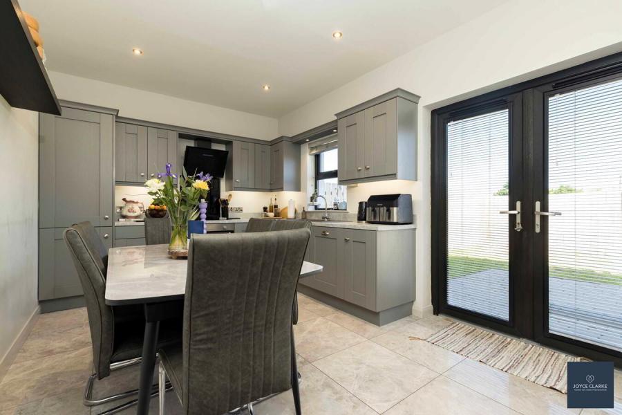 4 Broomhill Manor