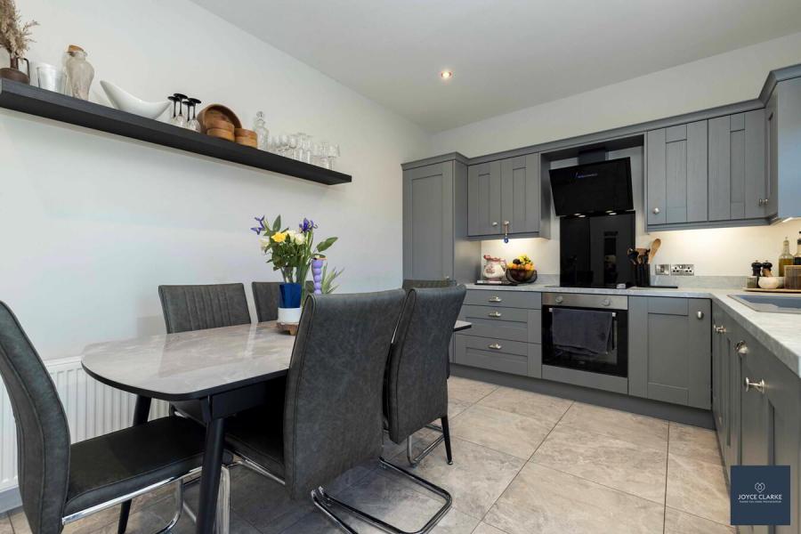 4 Broomhill Manor