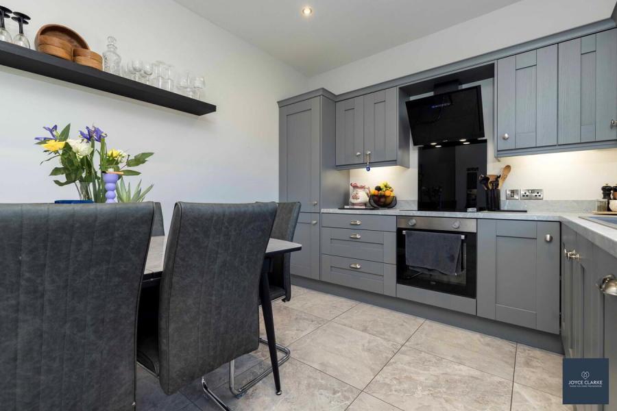 4 Broomhill Manor