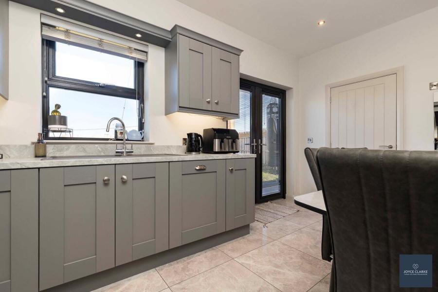 4 Broomhill Manor