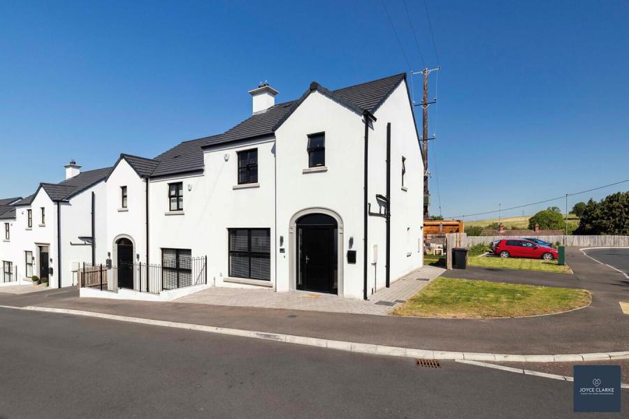 4 Broomhill Manor