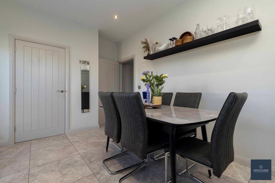 4 Broomhill Manor