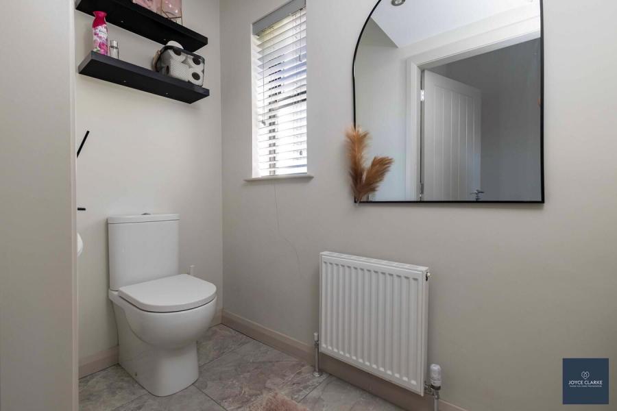 4 Broomhill Manor