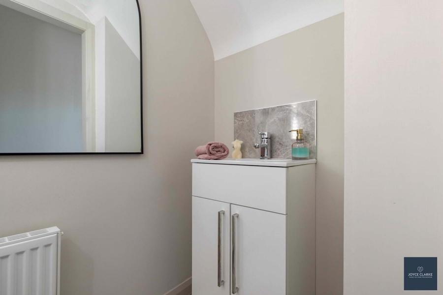 4 Broomhill Manor