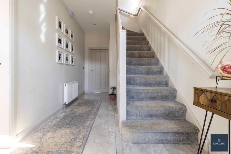 4 Broomhill Manor