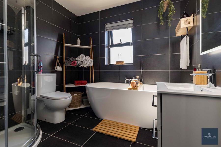 4 Broomhill Manor