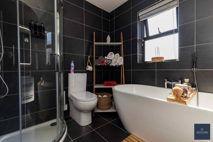 4 Broomhill Manor