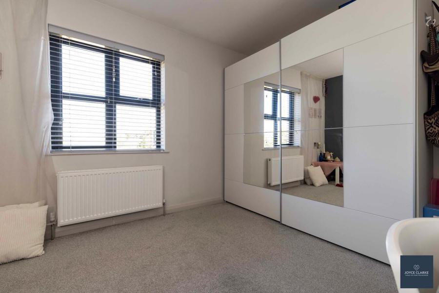 4 Broomhill Manor