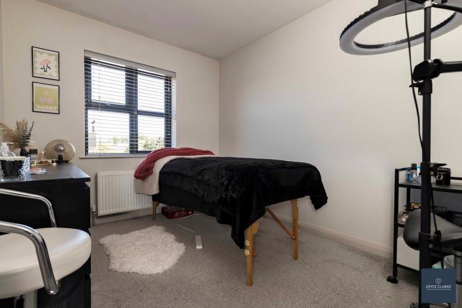 4 Broomhill Manor