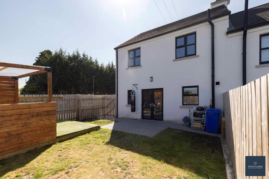 4 Broomhill Manor