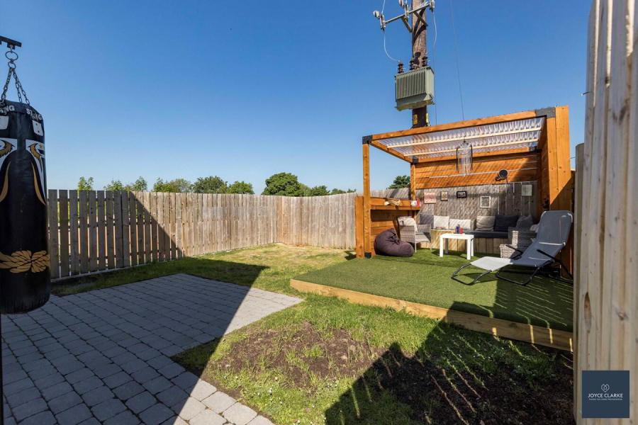 4 Broomhill Manor