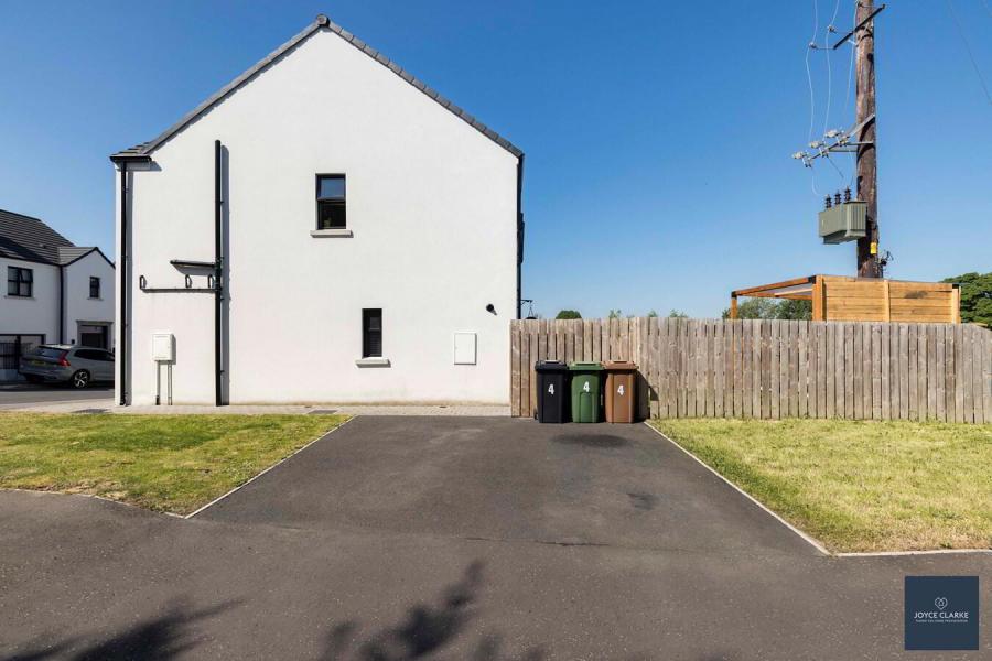 4 Broomhill Manor
