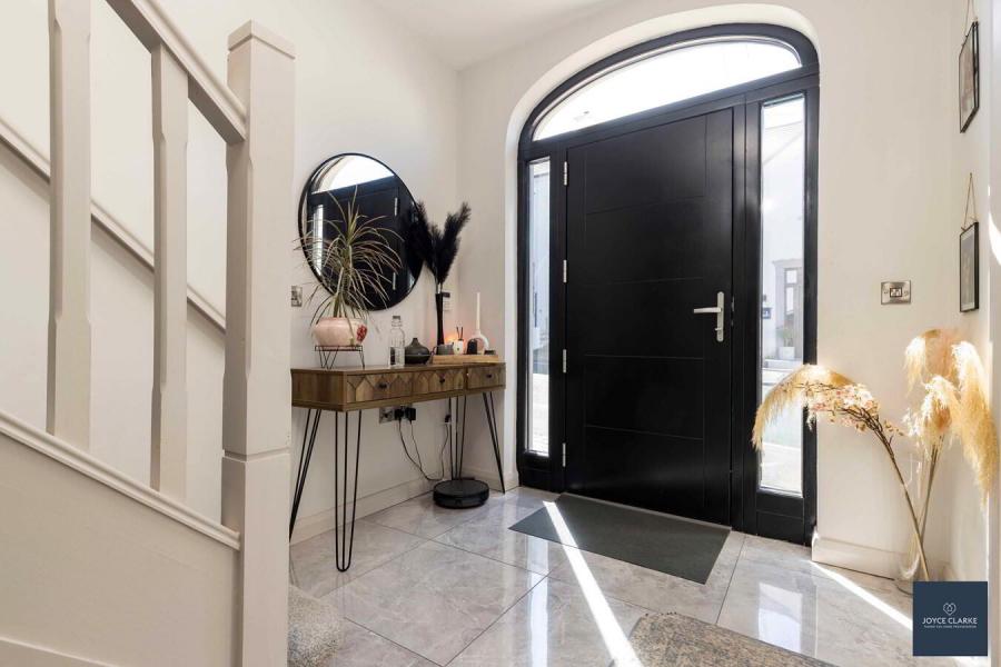 4 Broomhill Manor