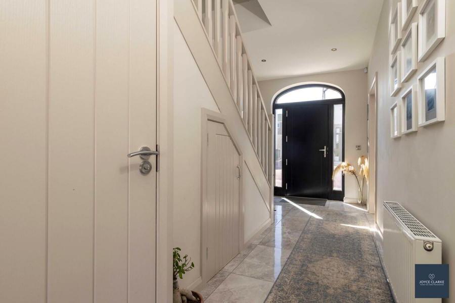 4 Broomhill Manor