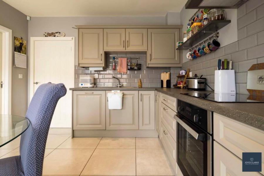 16 Moyraverty Close
