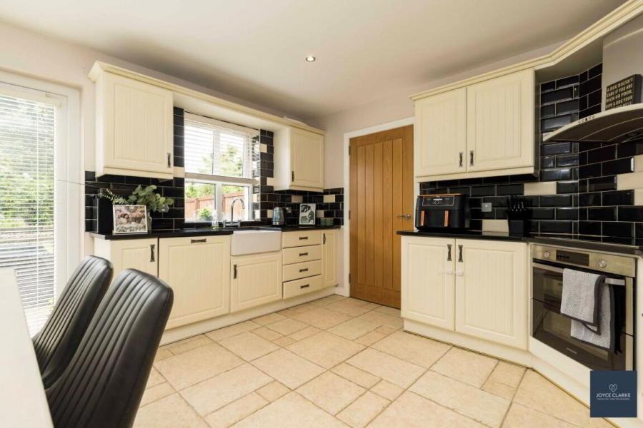 9 Annesborough Mews