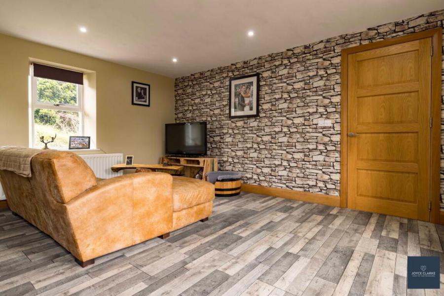 25b, Magheralone Road