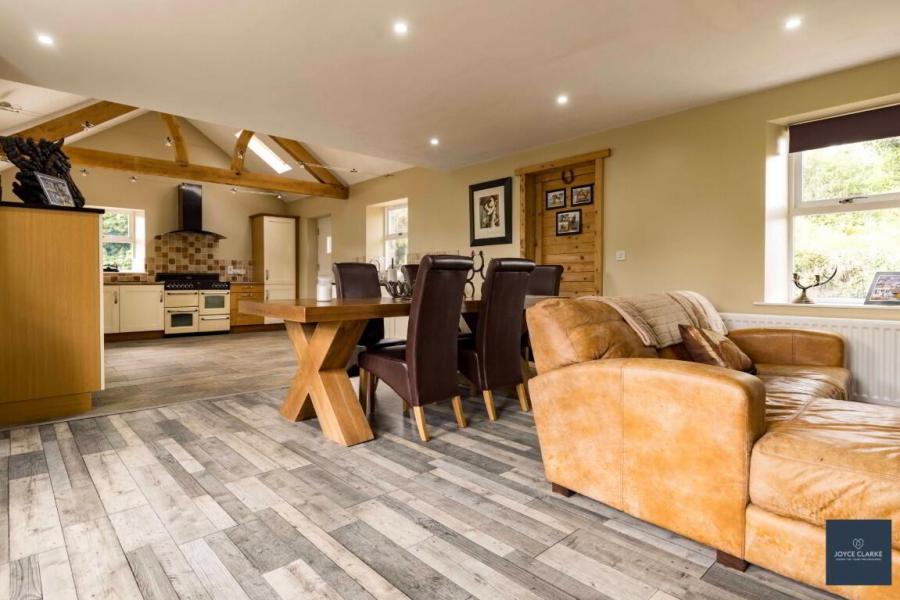 25b, Magheralone Road