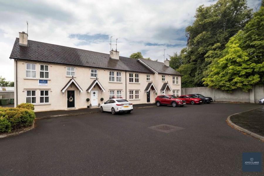 40 Strawhill Manor