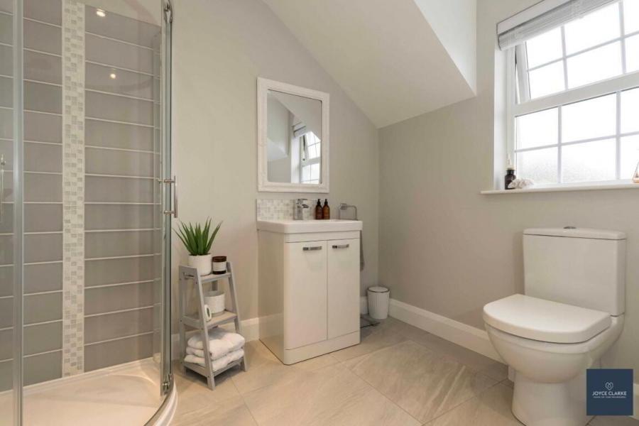 10 Laurelvale Grove